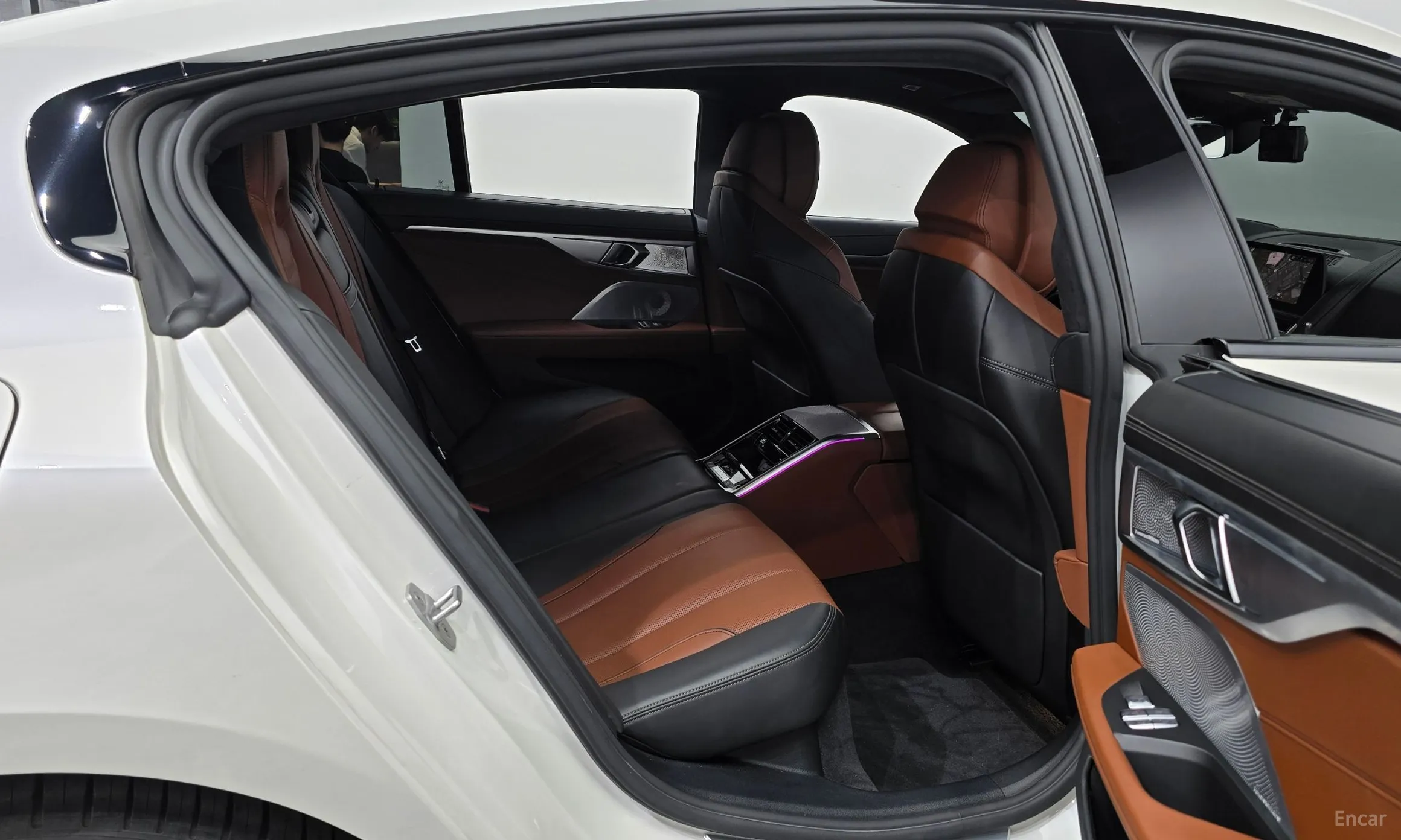 BMW 8-series (G15) превью 12
