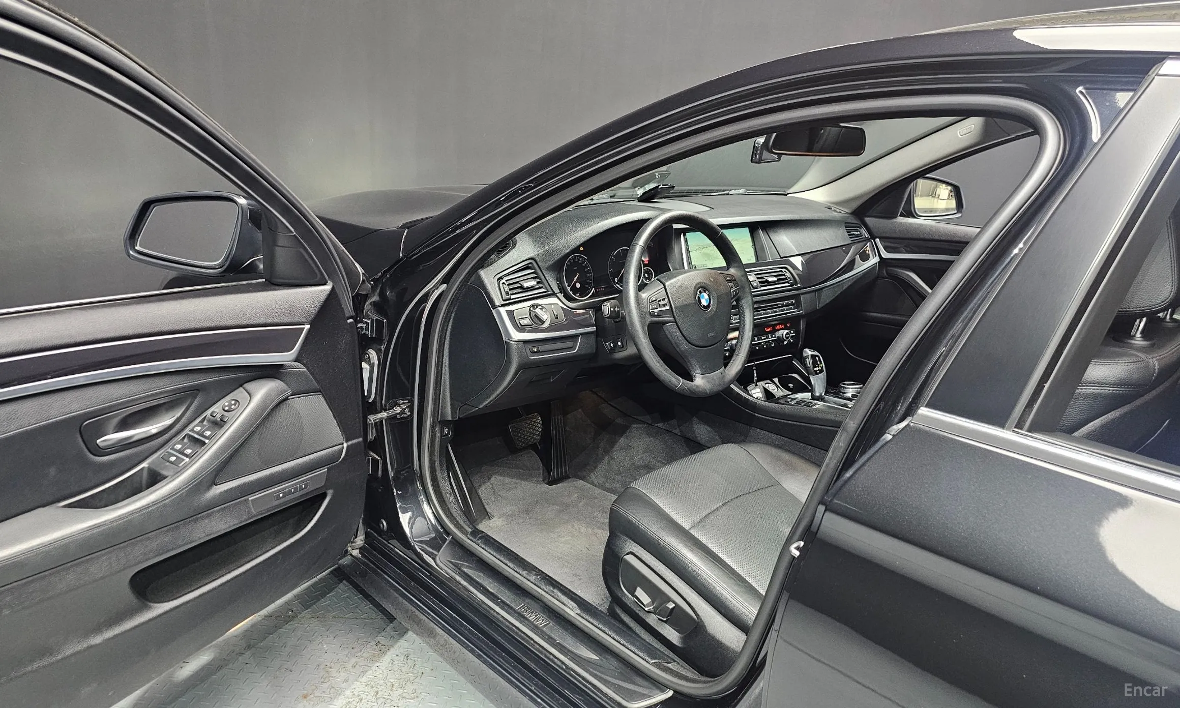 BMW 5 Series (F10) превью 10