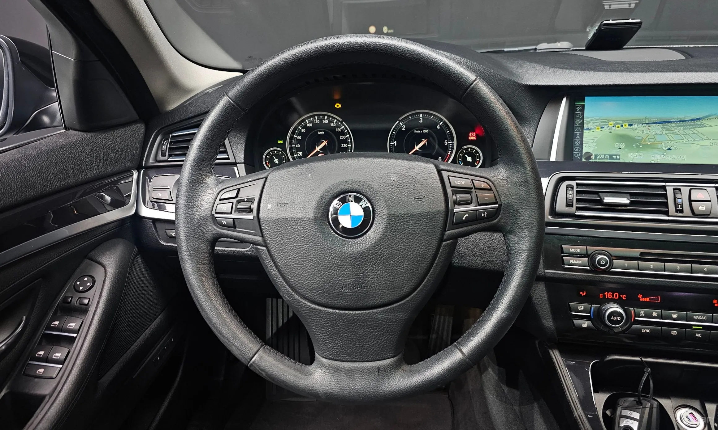 BMW 5 Series (F10) превью 13