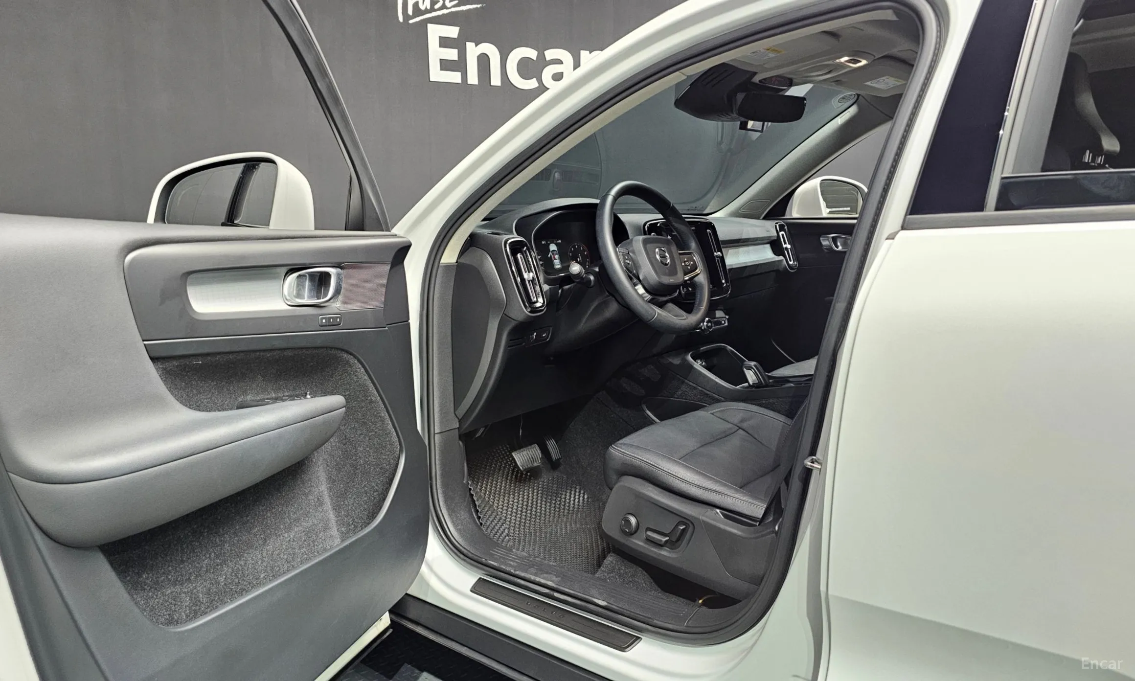 Volvo XC40 превью 10