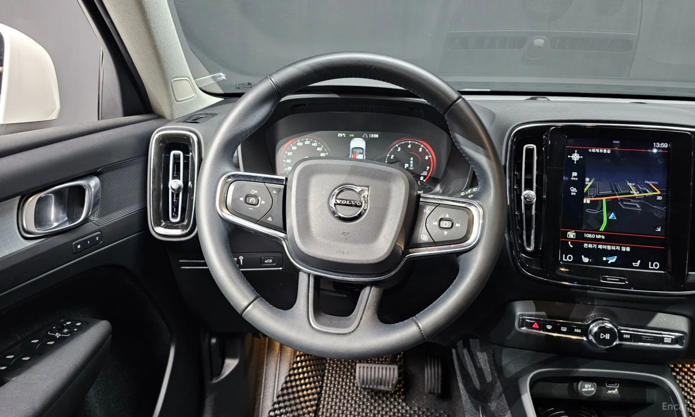 Volvo XC40 превью 13