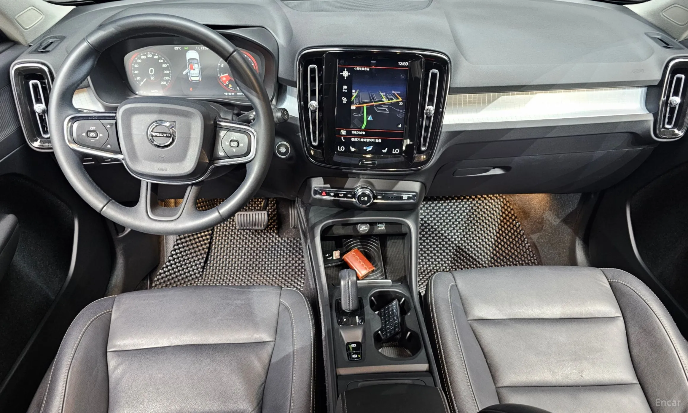 Volvo XC40 превью 7