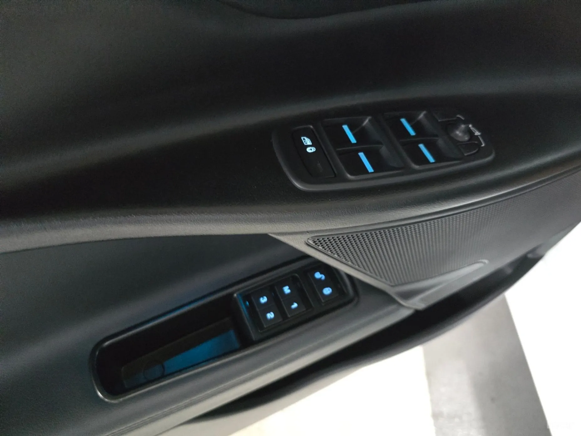 Jaguar XE превью 11