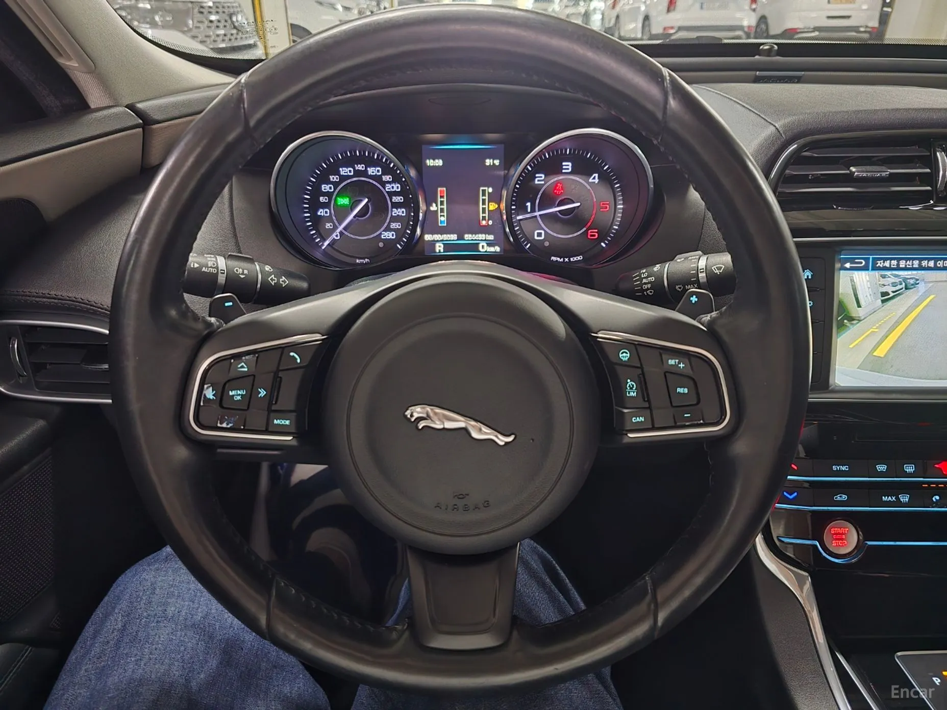 Jaguar XE превью 14