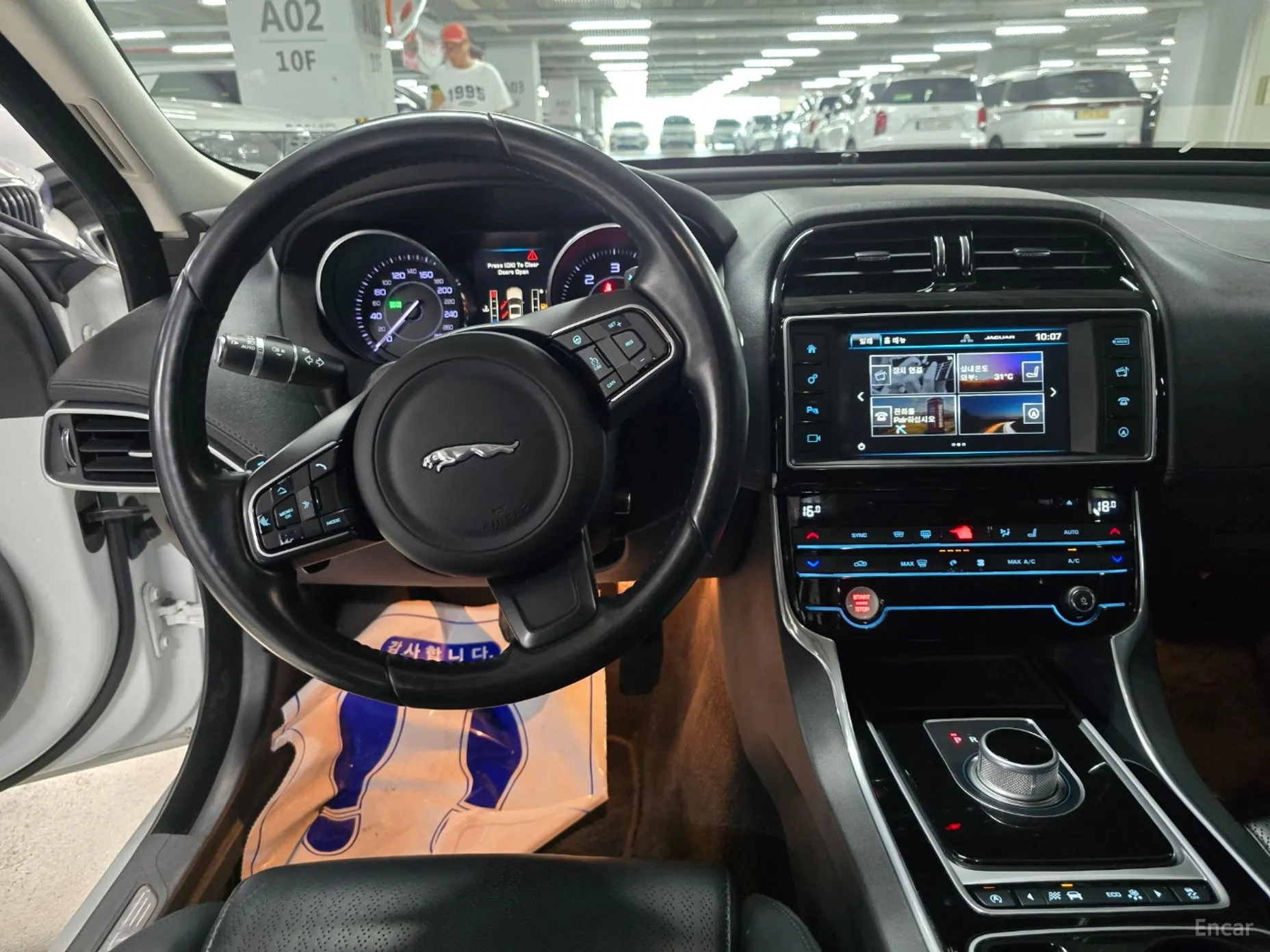 Jaguar XE превью 5
