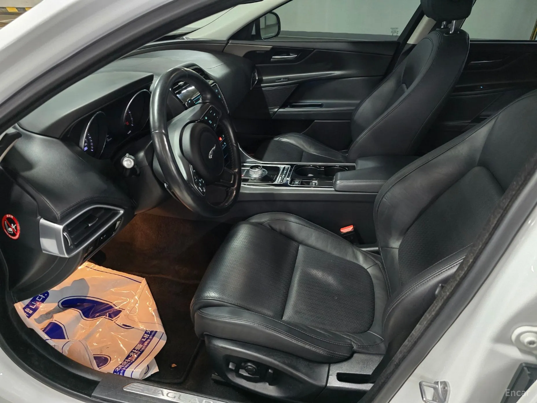 Jaguar XE превью 6