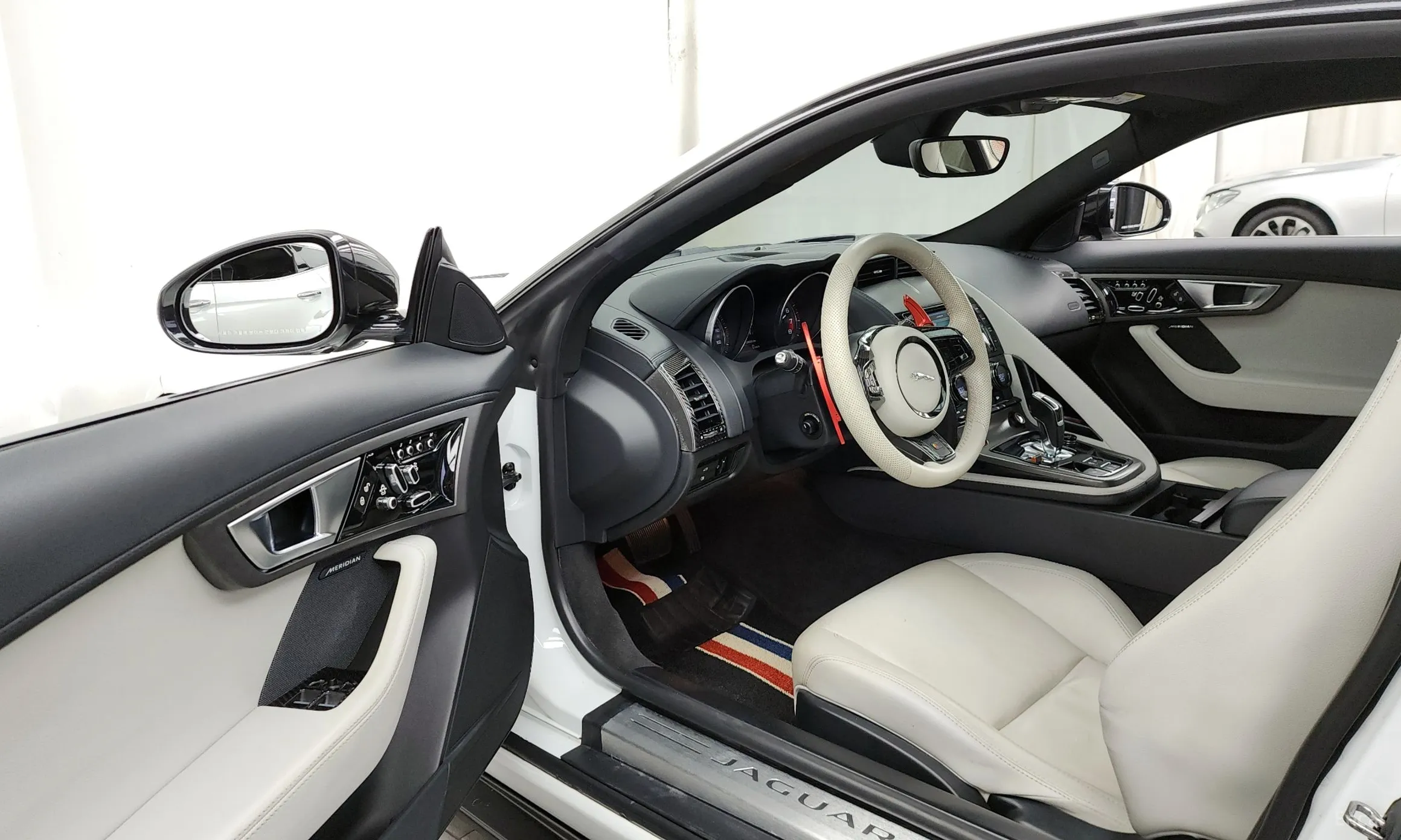 Jaguar F-TYPE превью 10