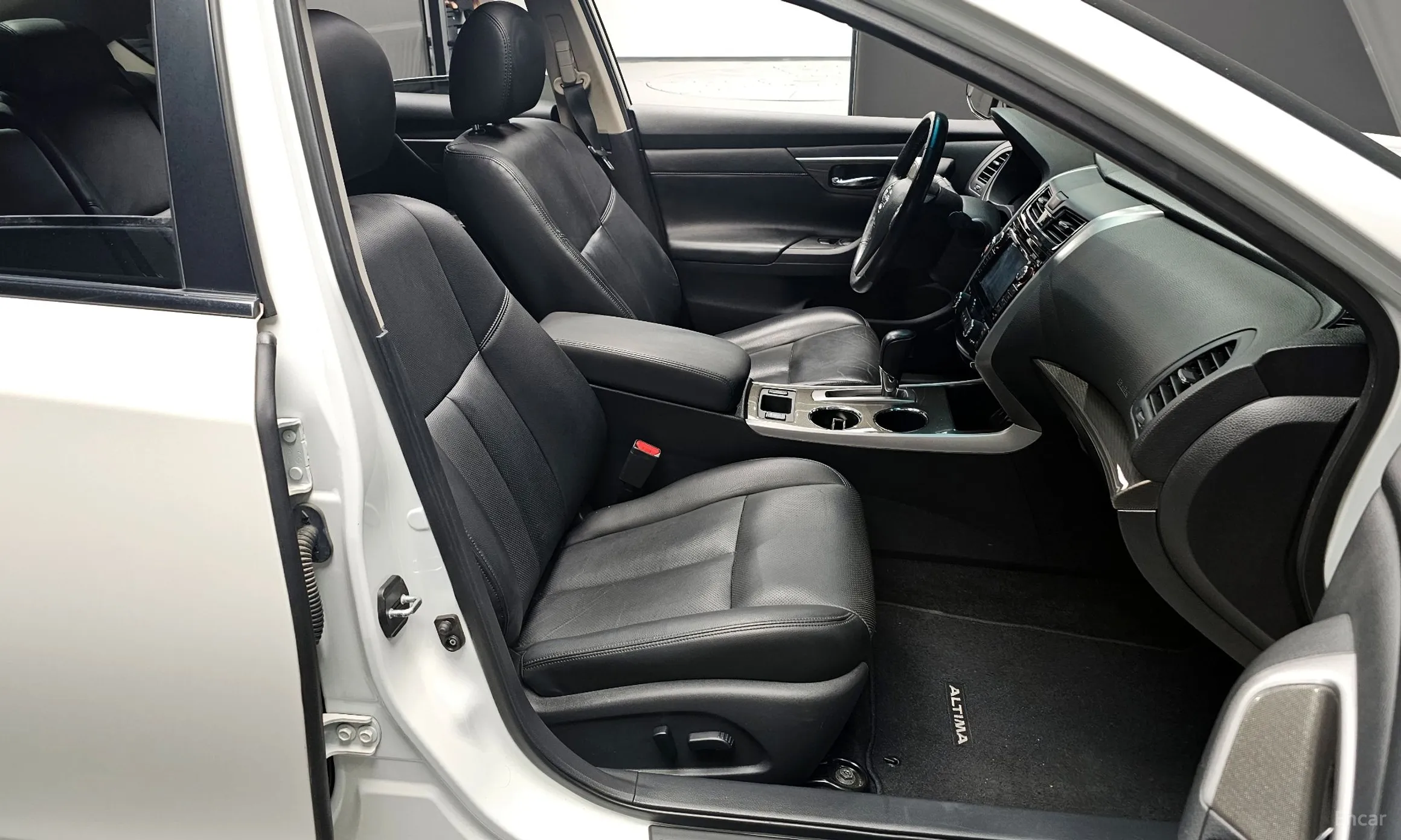 Nissan Altima превью 10