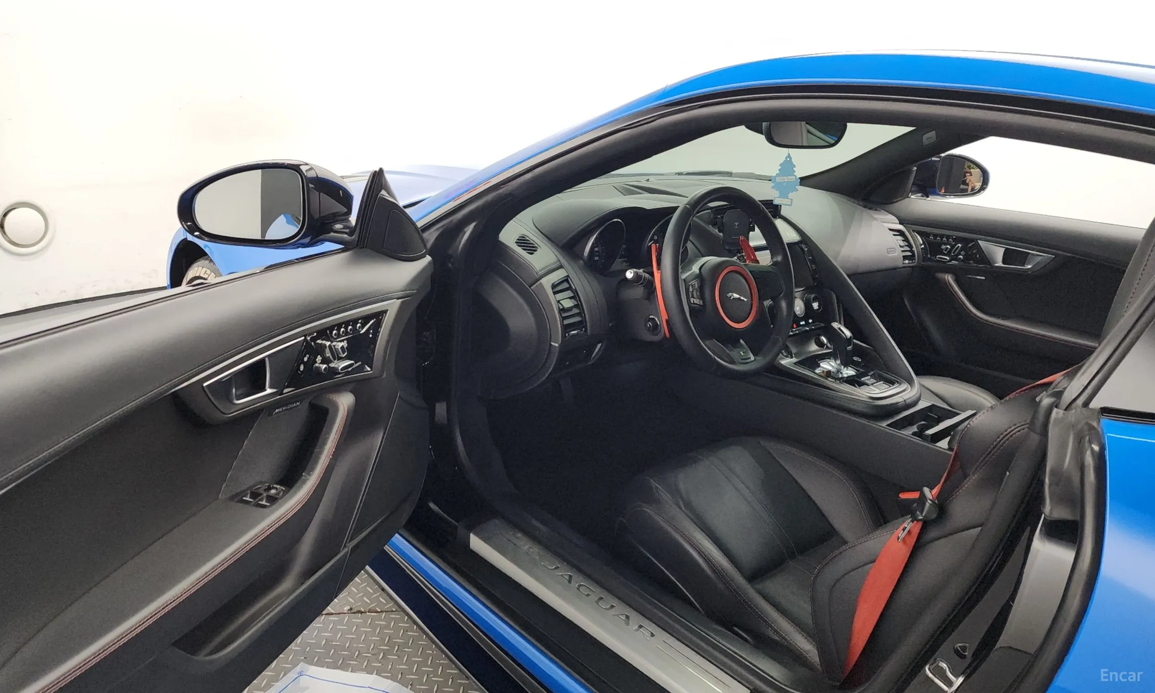 Jaguar F-TYPE превью 10