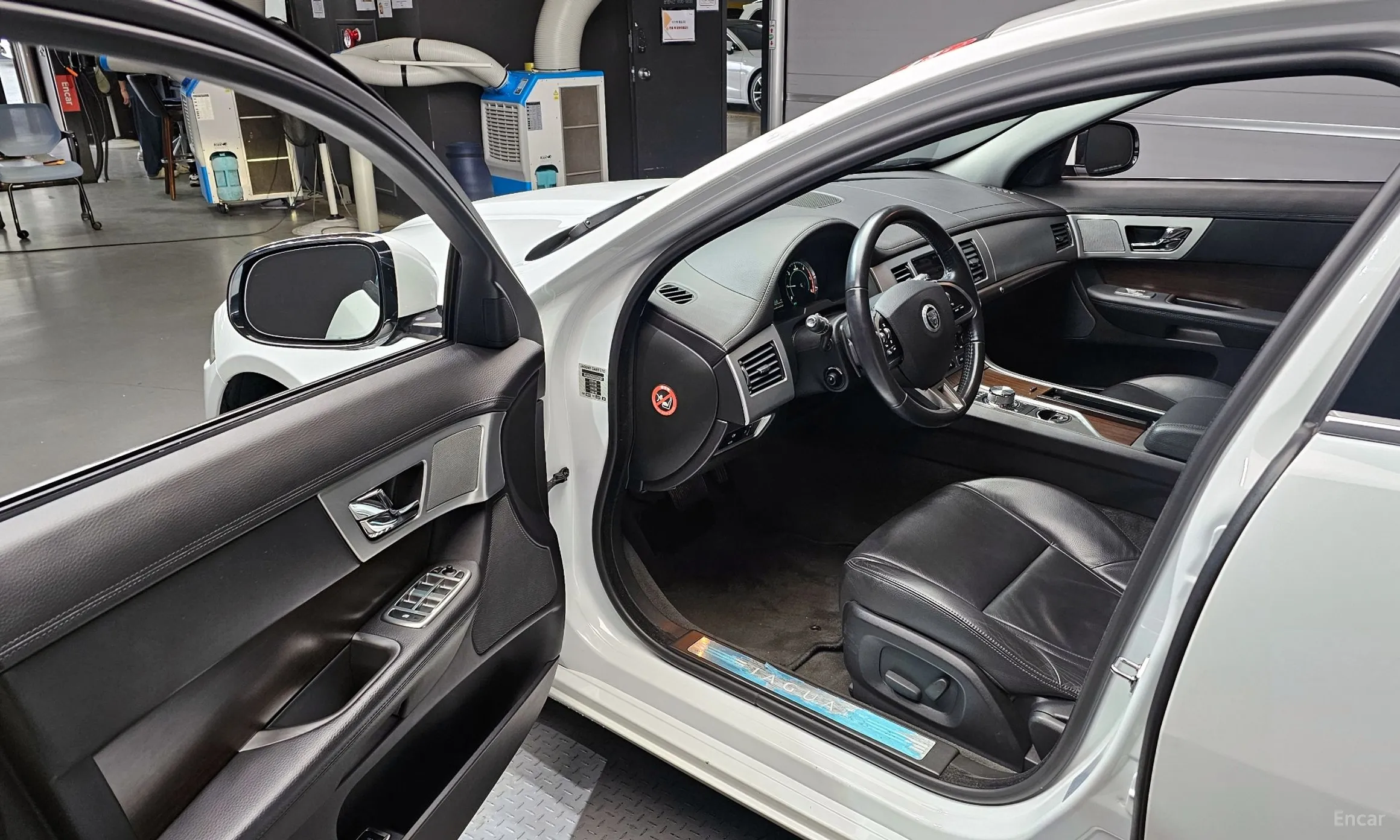 Jaguar New XF превью 10