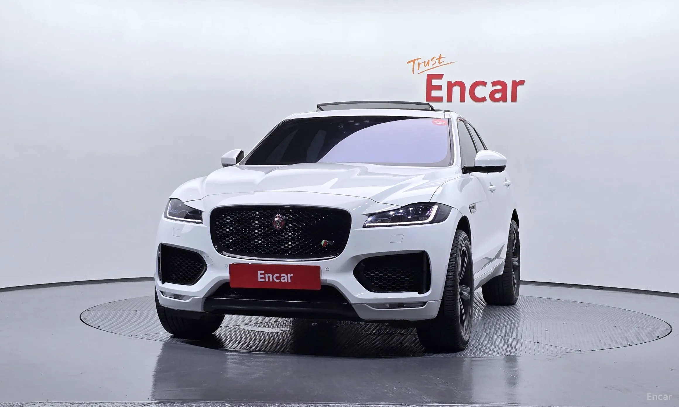 Jaguar F-PACE превью 3