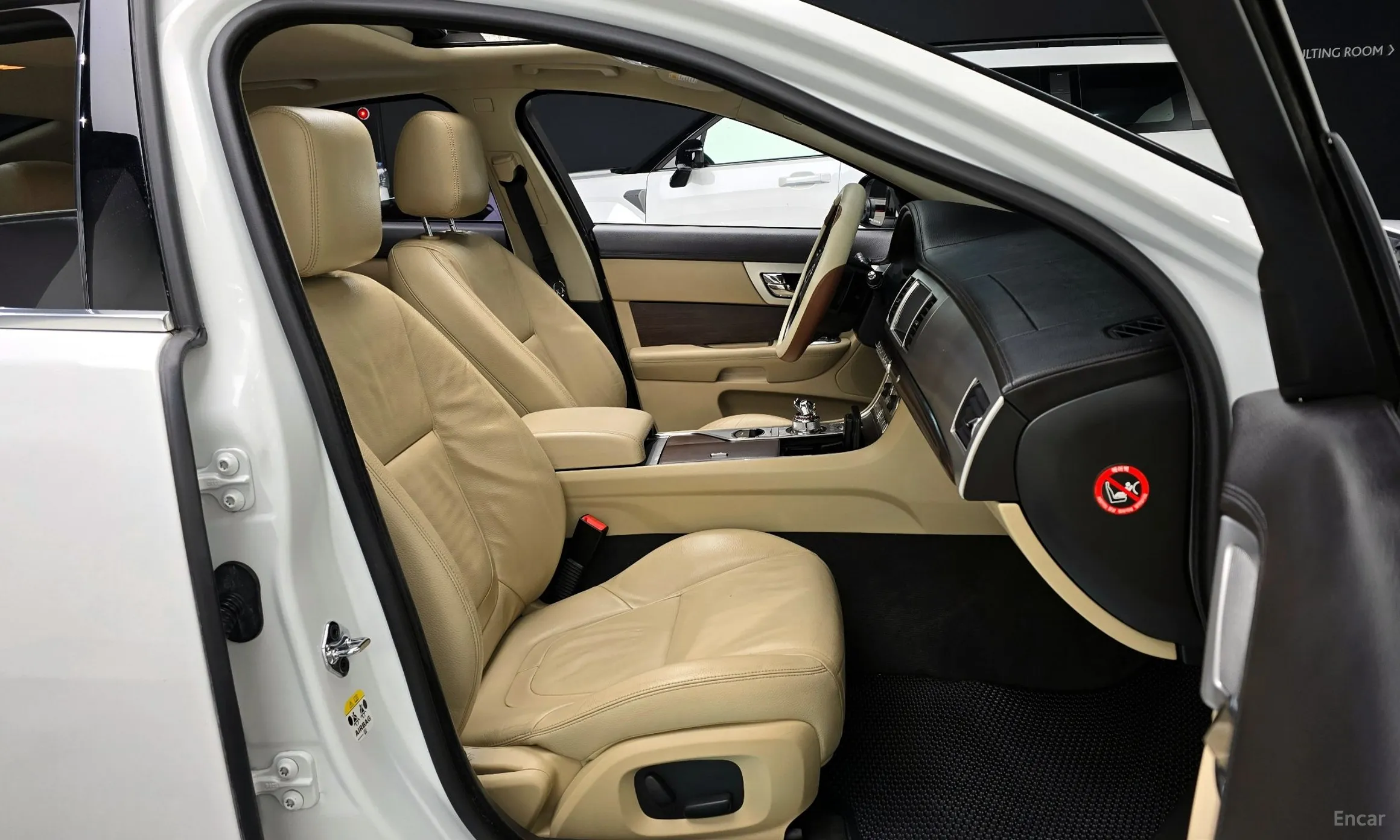 Jaguar New XF превью 10