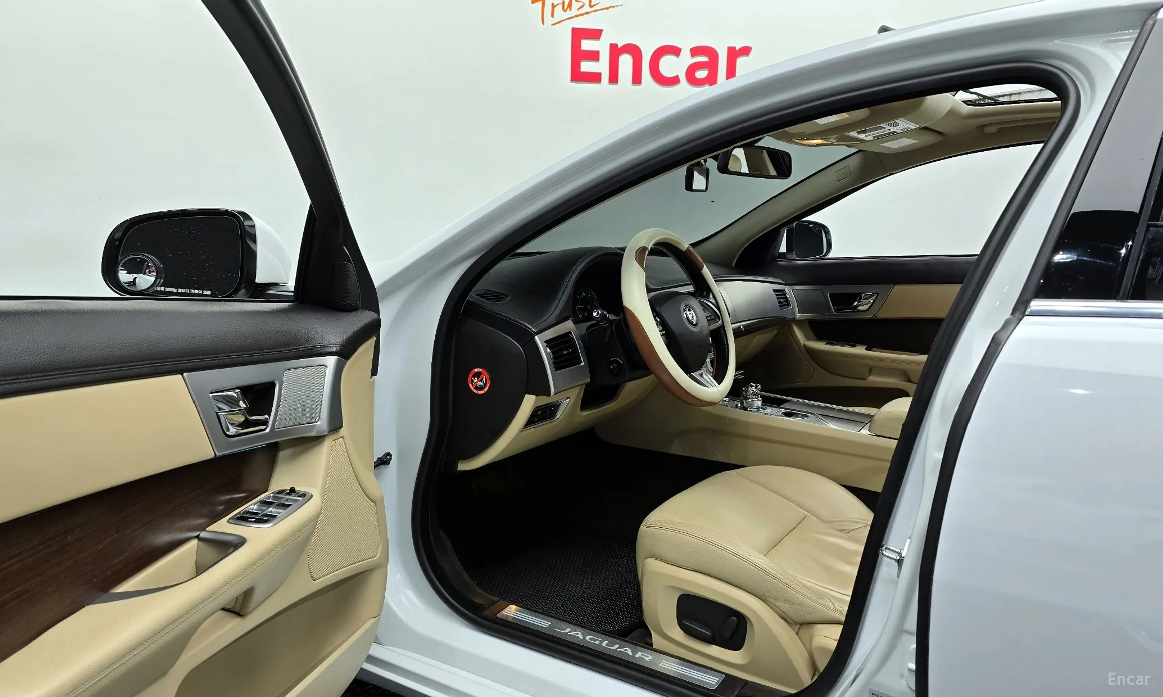 Jaguar New XF превью 11