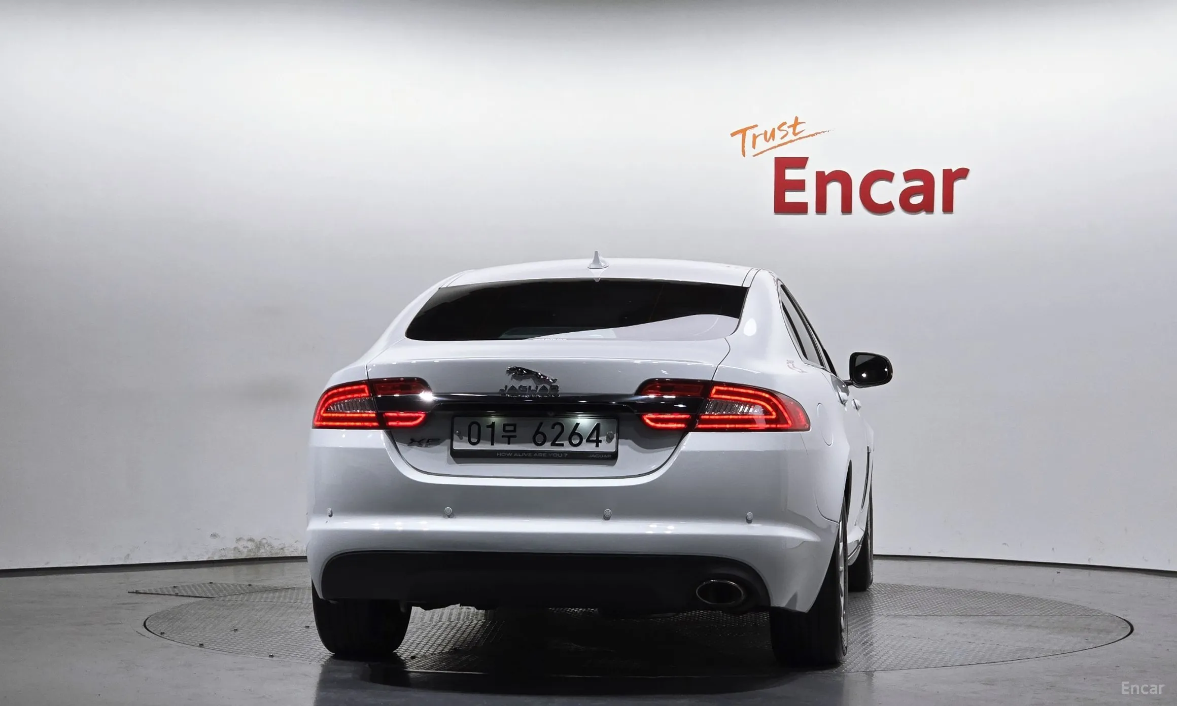 Jaguar New XF превью 4