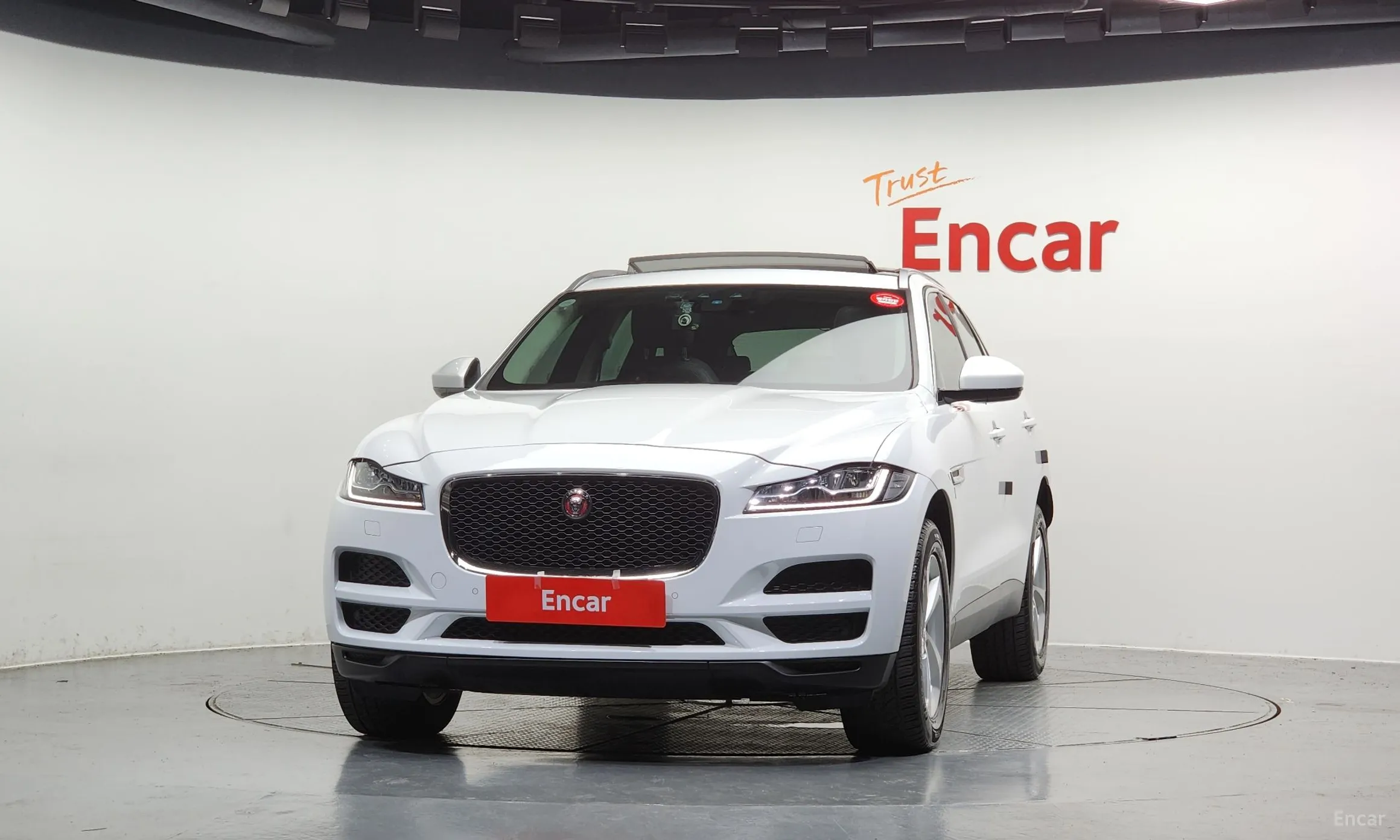 Jaguar F-PACE превью 3