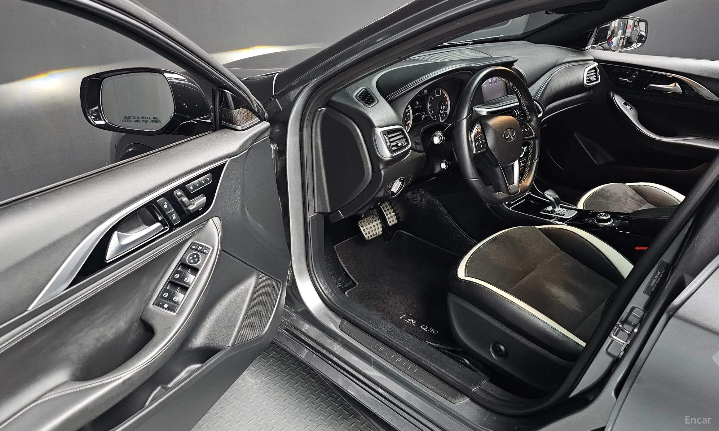 Infiniti Q30 превью 12