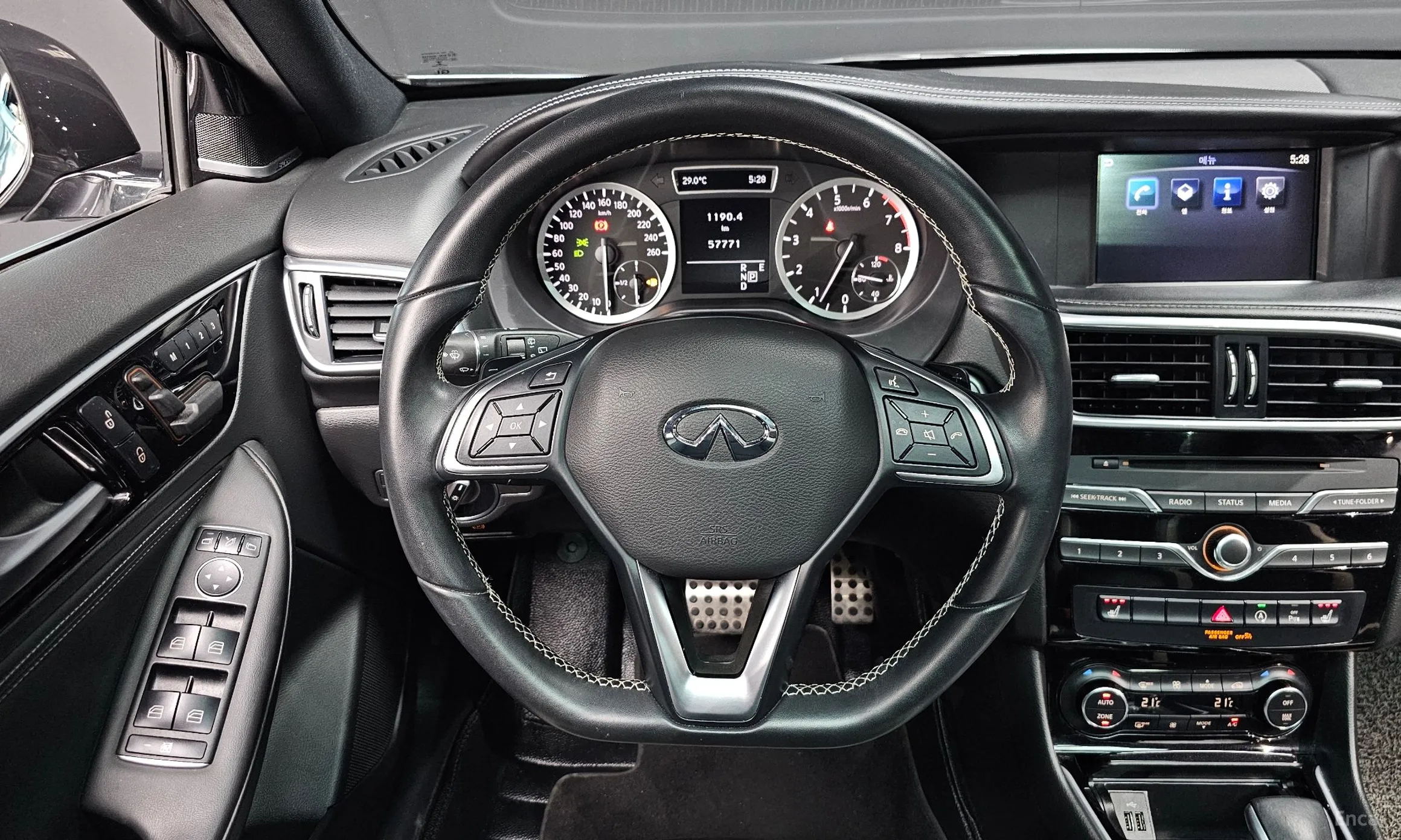 Infiniti Q30 превью 14