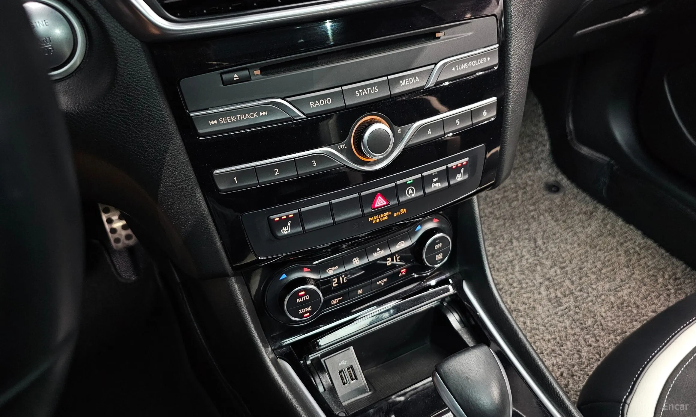 Infiniti Q30 превью 17