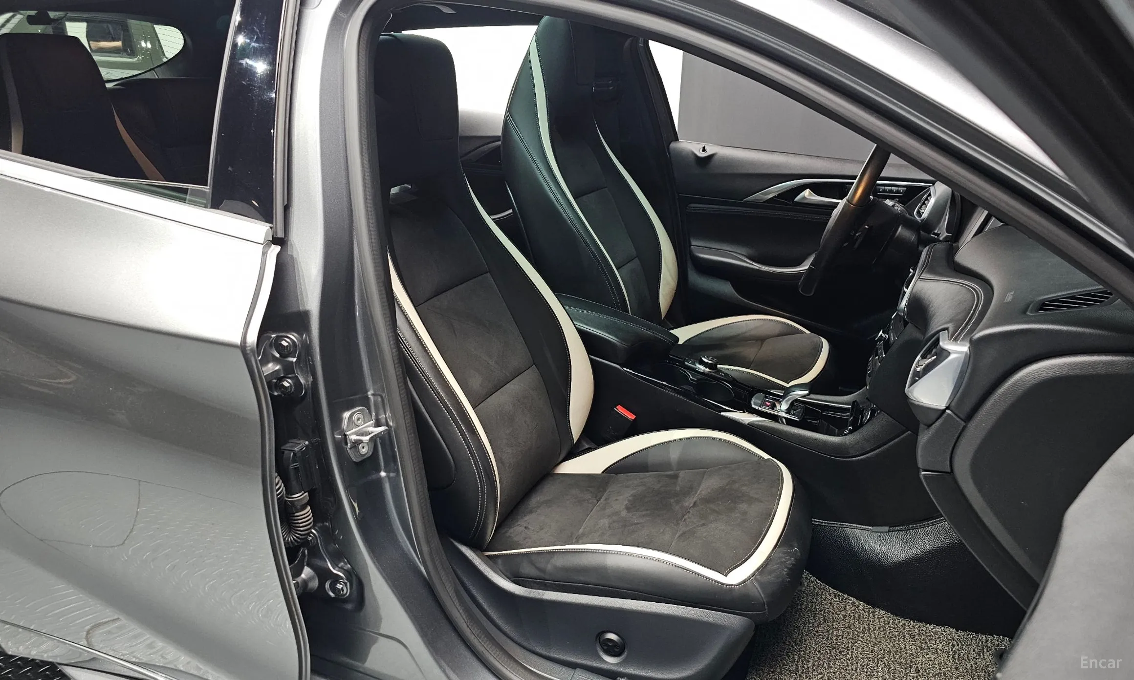 Infiniti Q30 превью 8