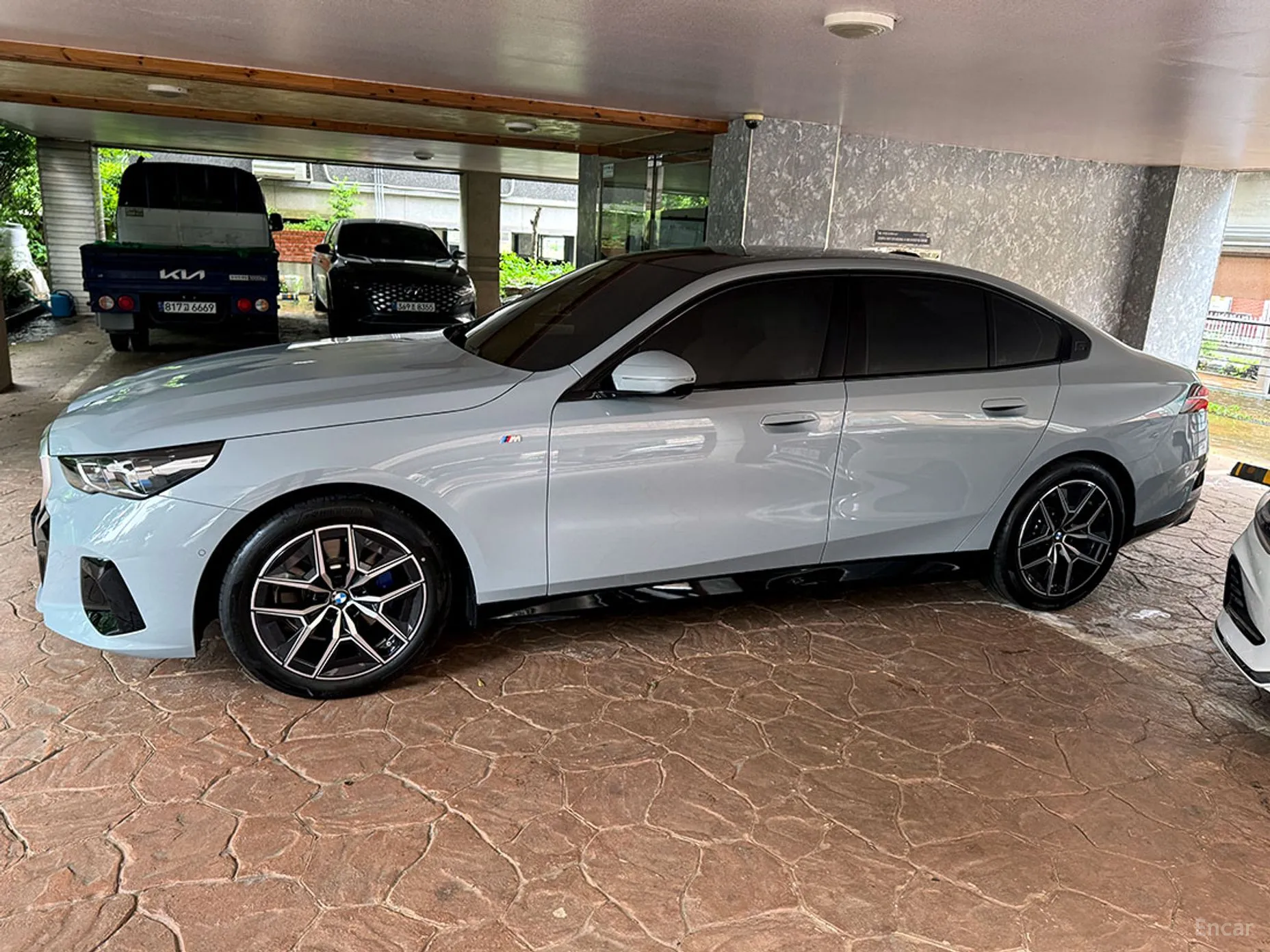 BMW 5 Series (G60) превью 3
