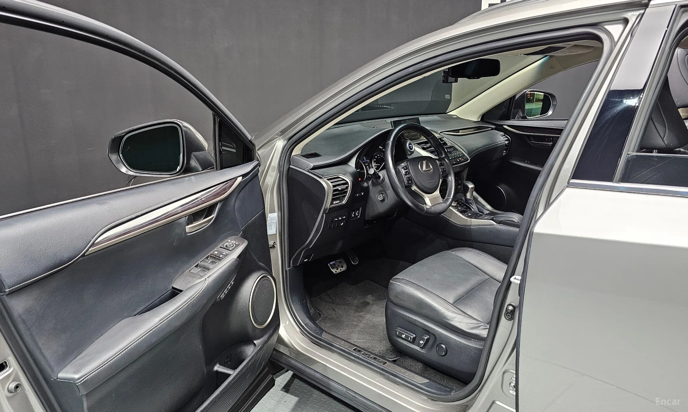 Lexus NX300h превью 10