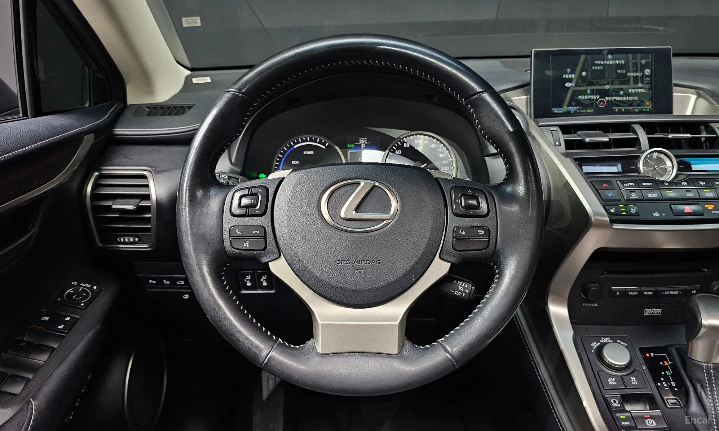 Lexus NX300h превью 12