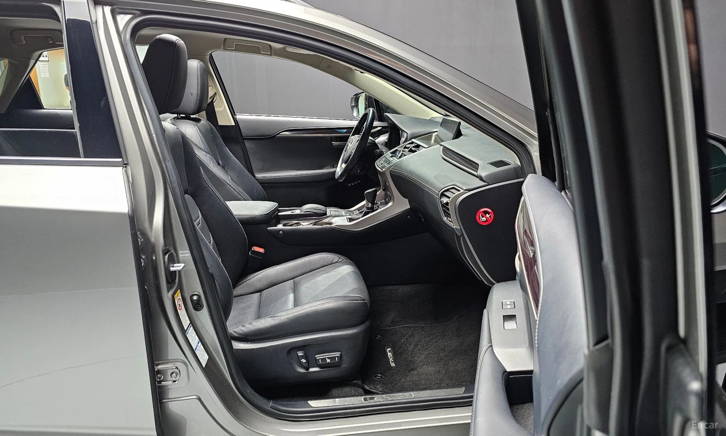 Lexus NX300h превью 17