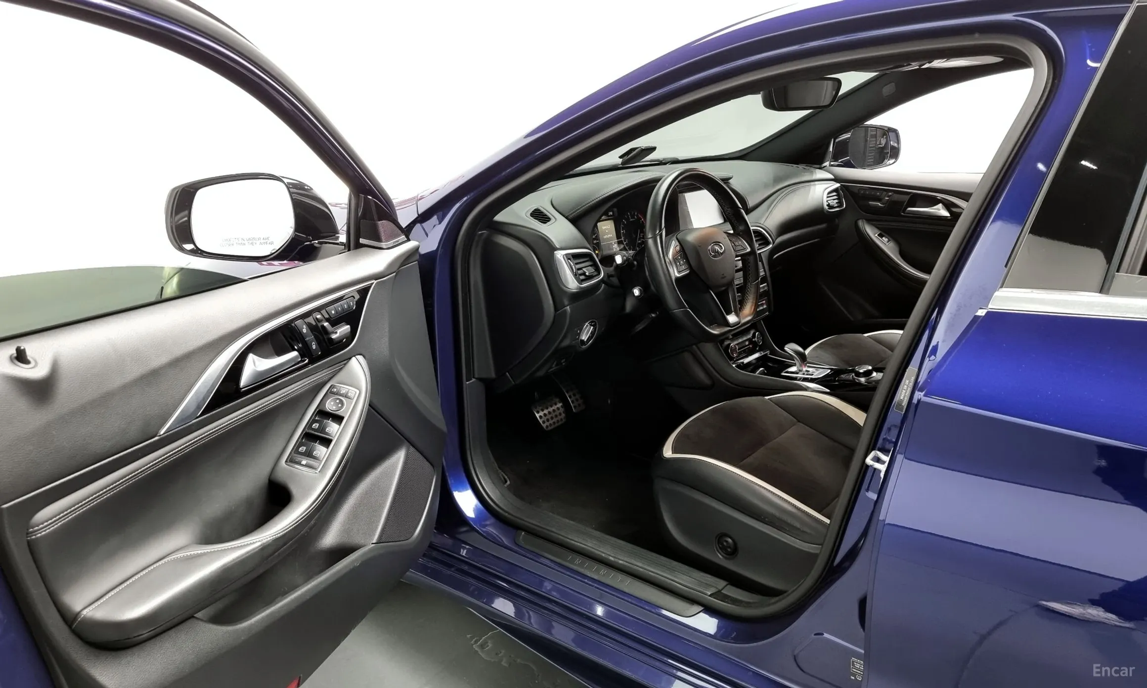 Infiniti Q30 превью 10