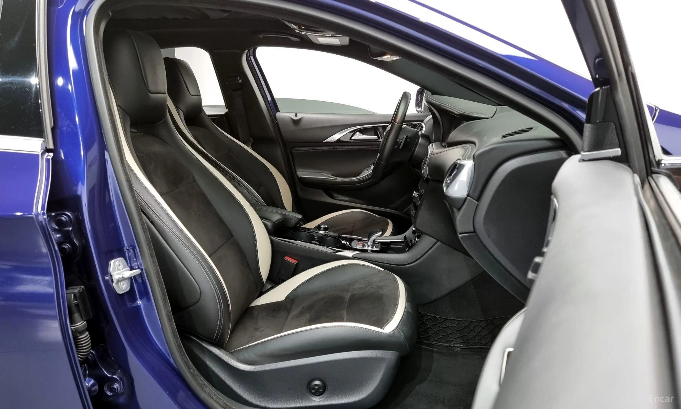 Infiniti Q30 превью 11