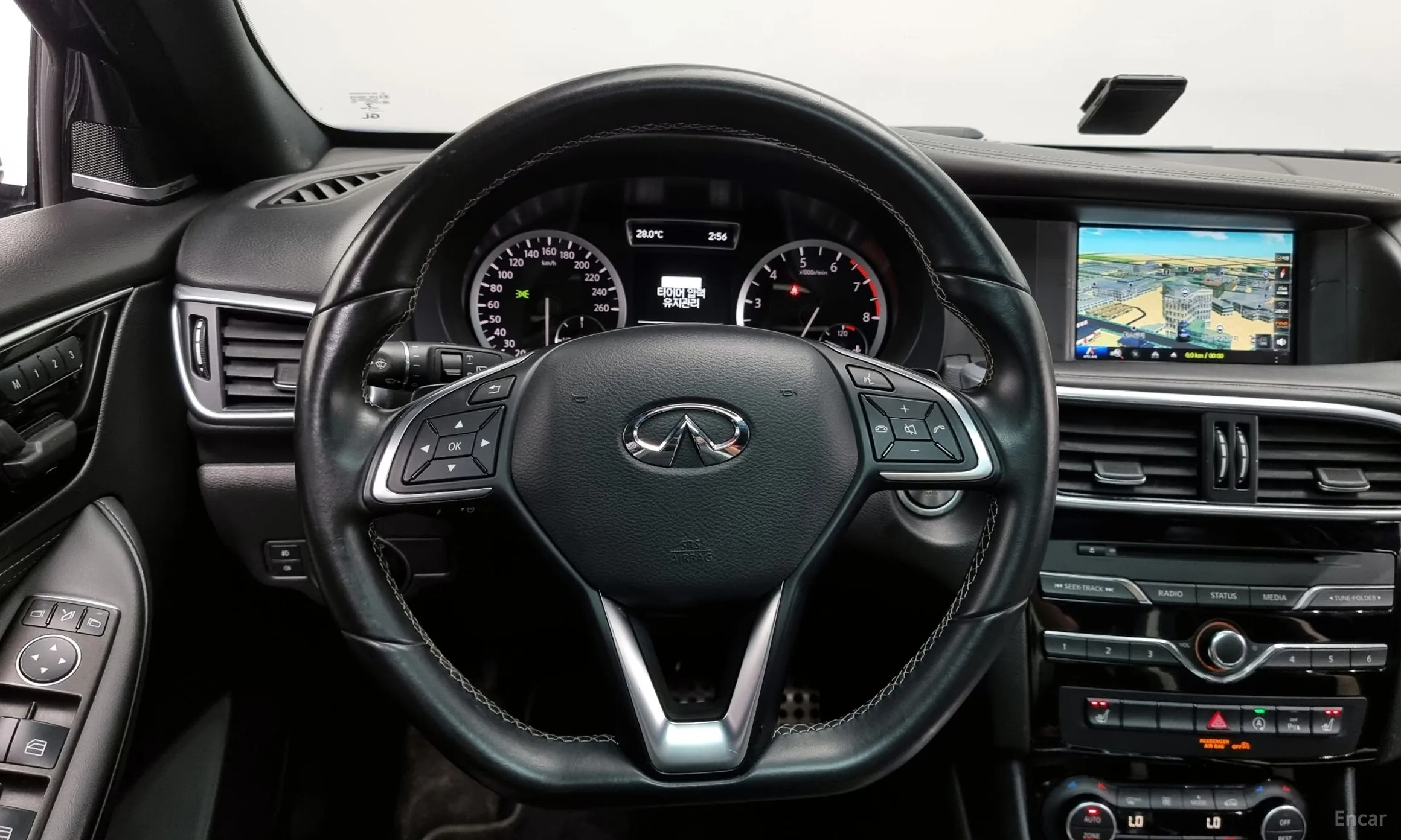 Infiniti Q30 превью 13