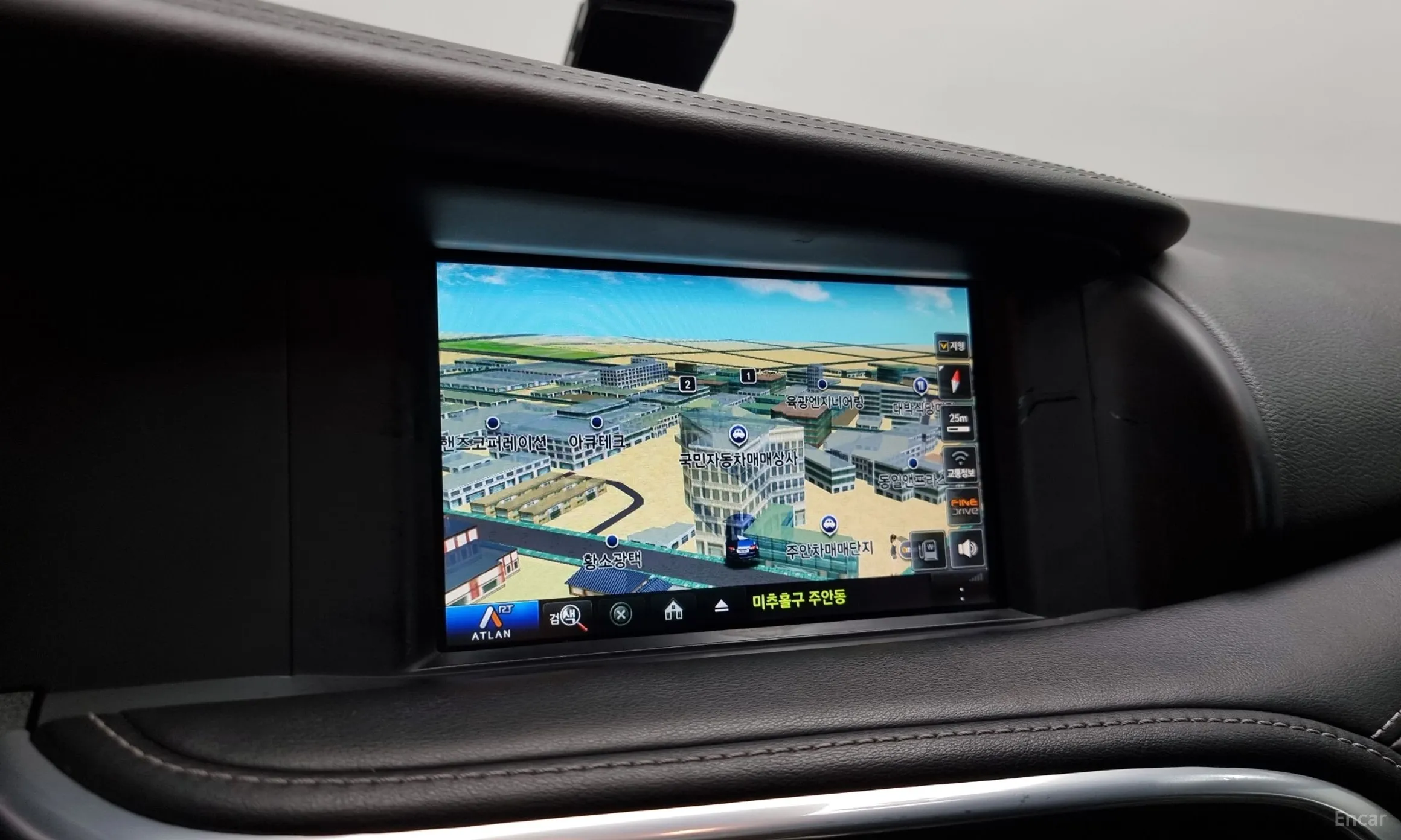 Infiniti Q30 превью 14