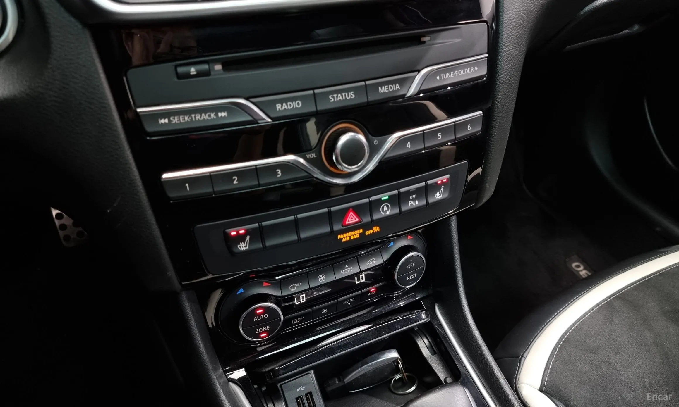 Infiniti Q30 превью 17
