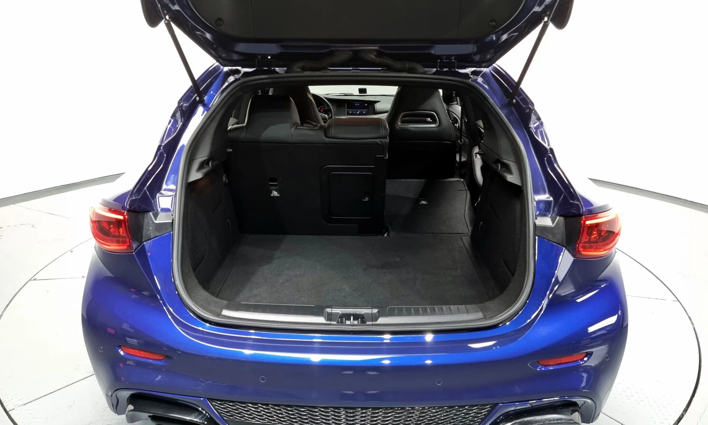 Infiniti Q30 превью 20