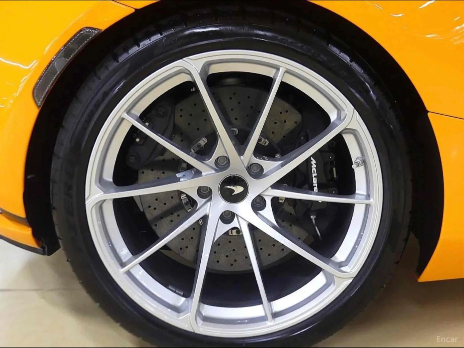 McLaren 750S превью 9