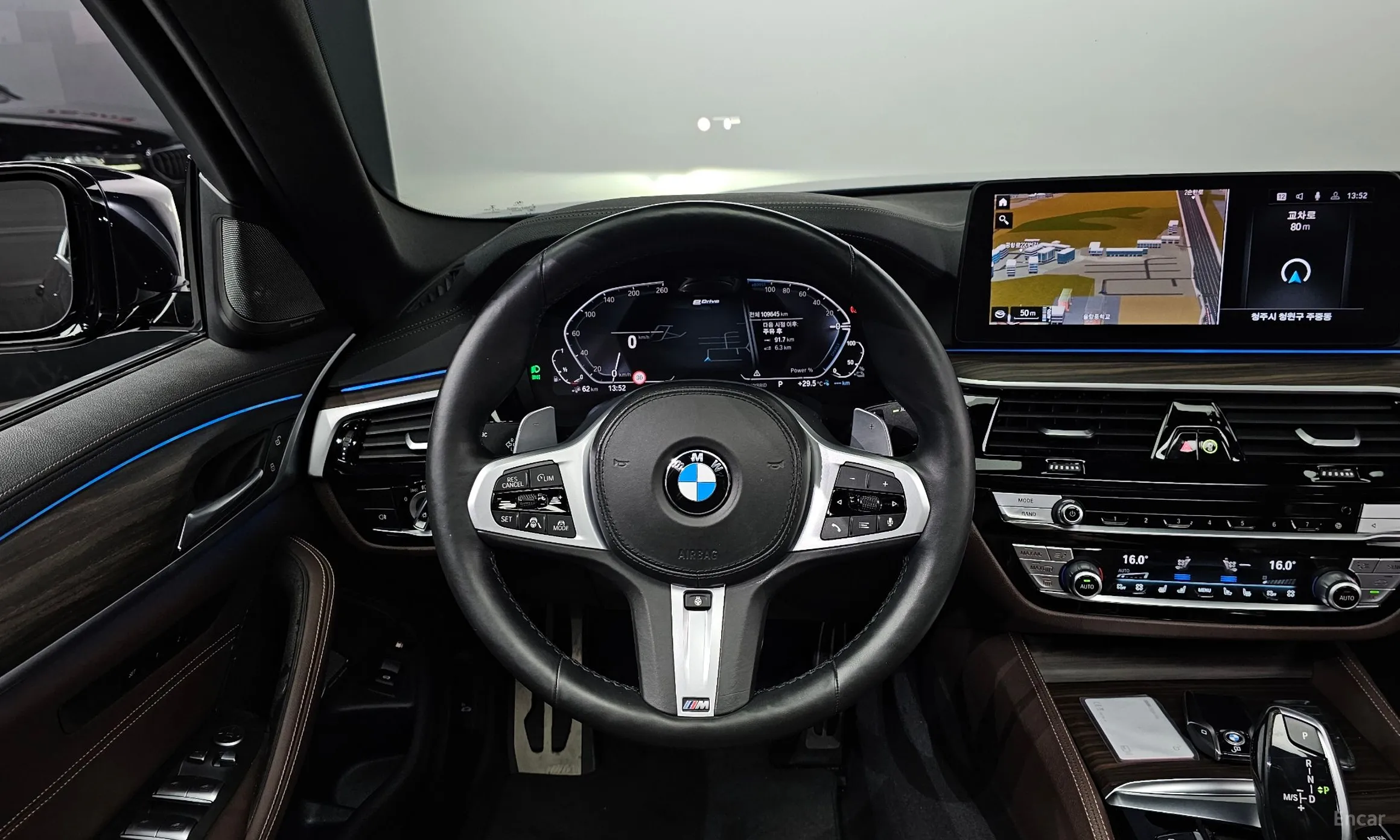 BMW 5 Series (G30) превью 15