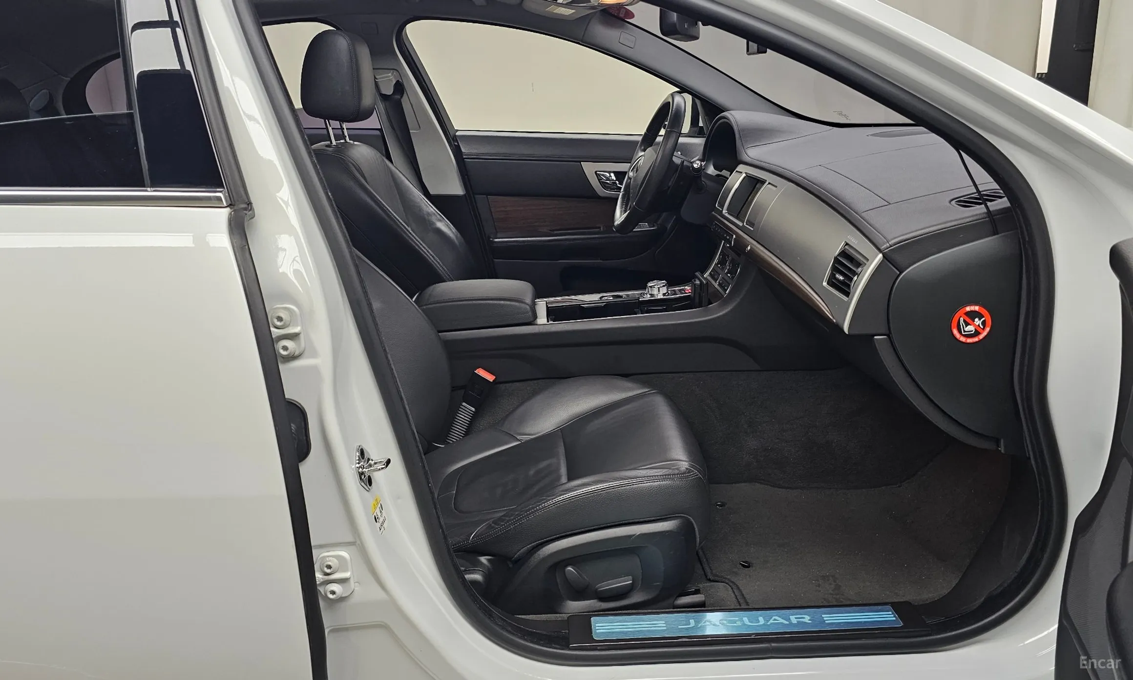 Jaguar New XF превью 11