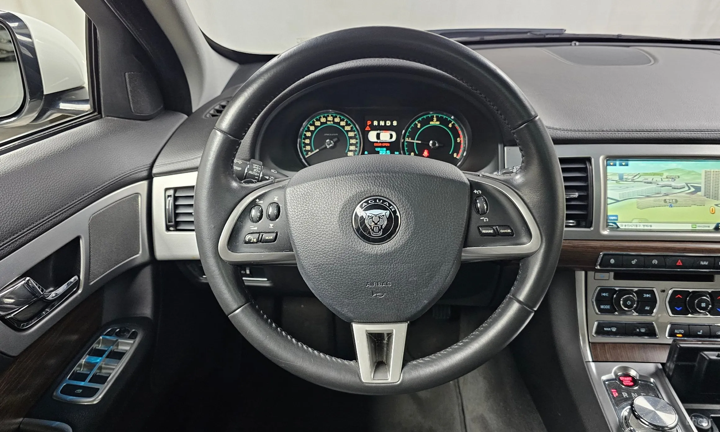 Jaguar New XF превью 13