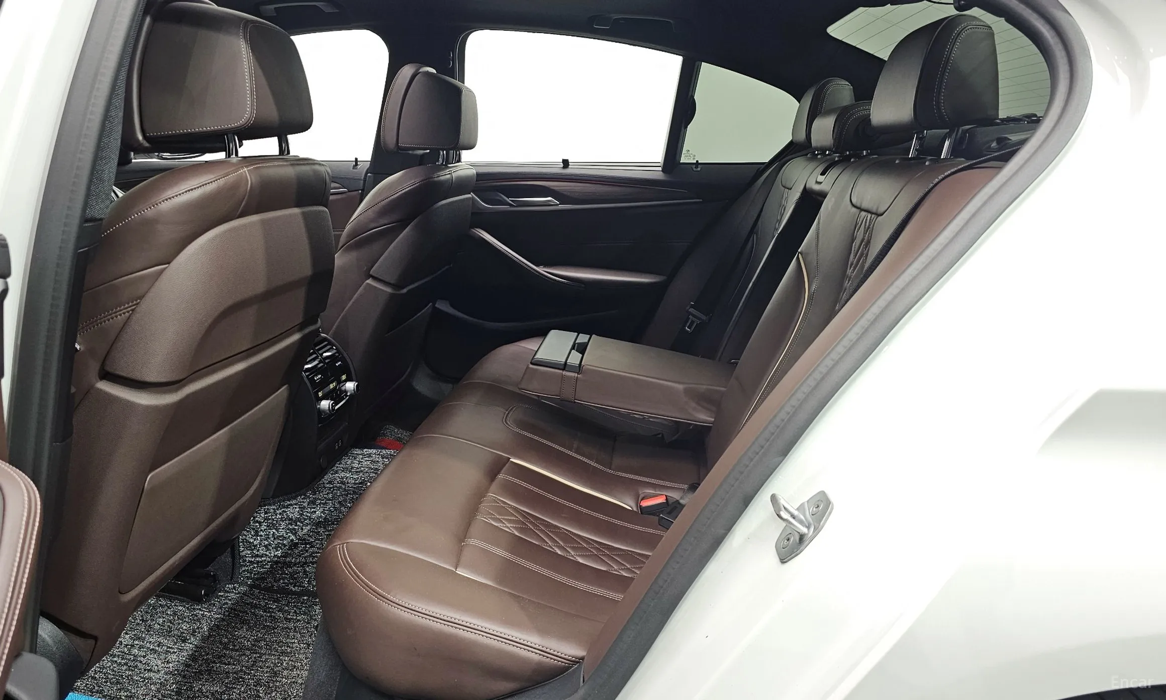 BMW 5 Series (G30) превью 12