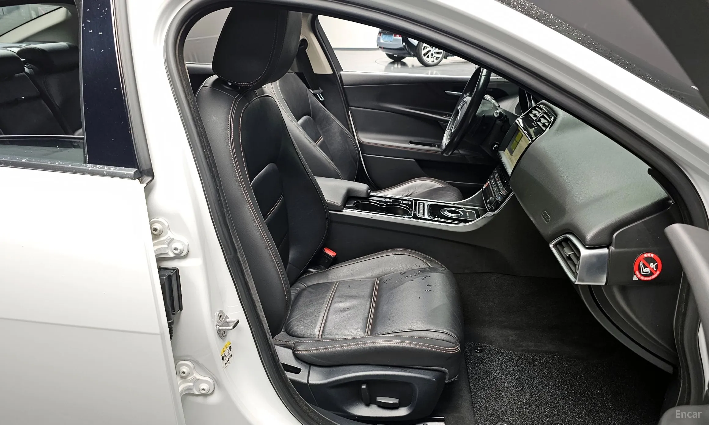 Jaguar XE превью 10