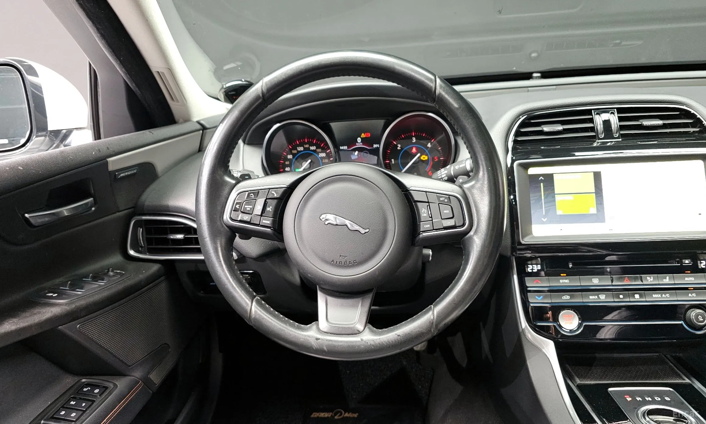 Jaguar XE превью 13