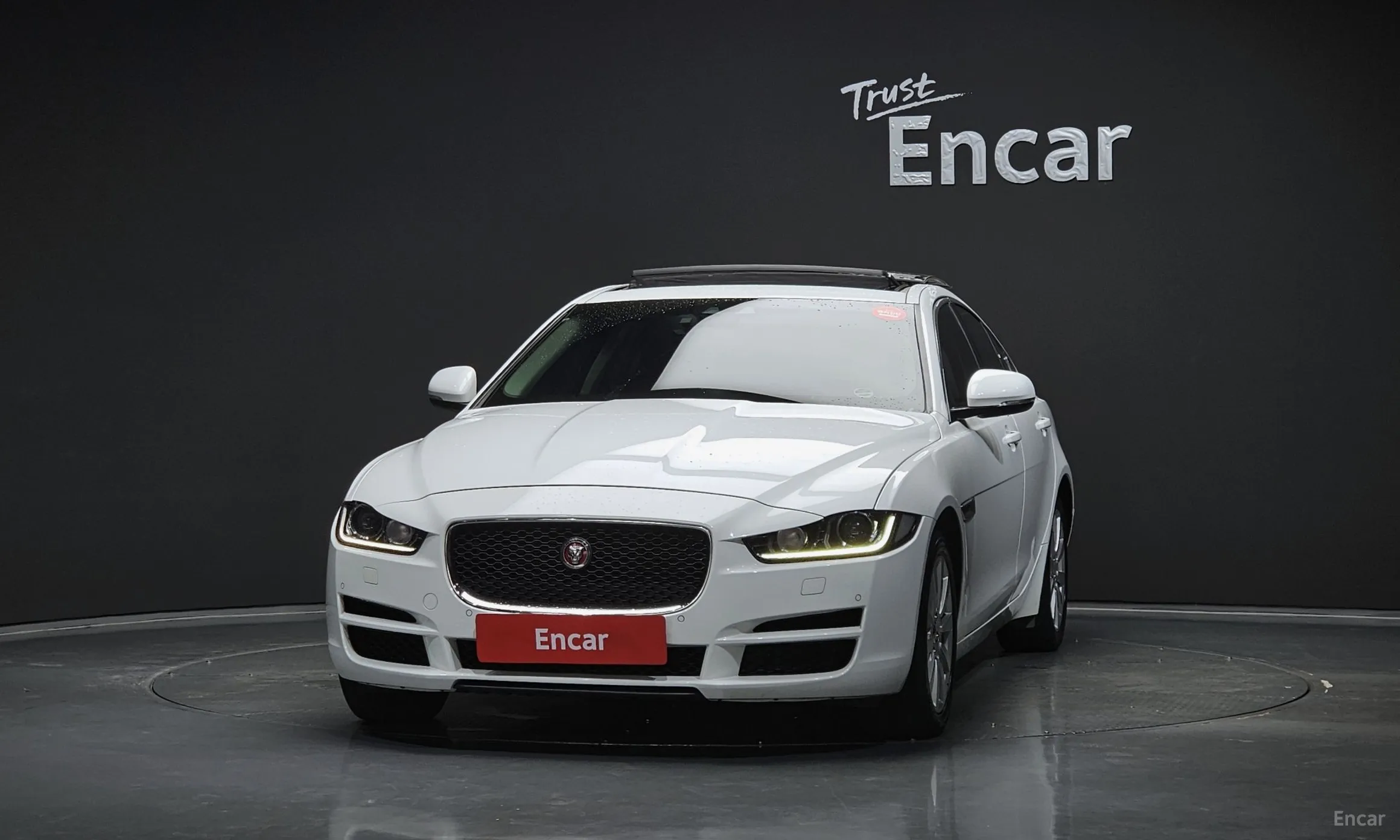 Jaguar XE превью 3