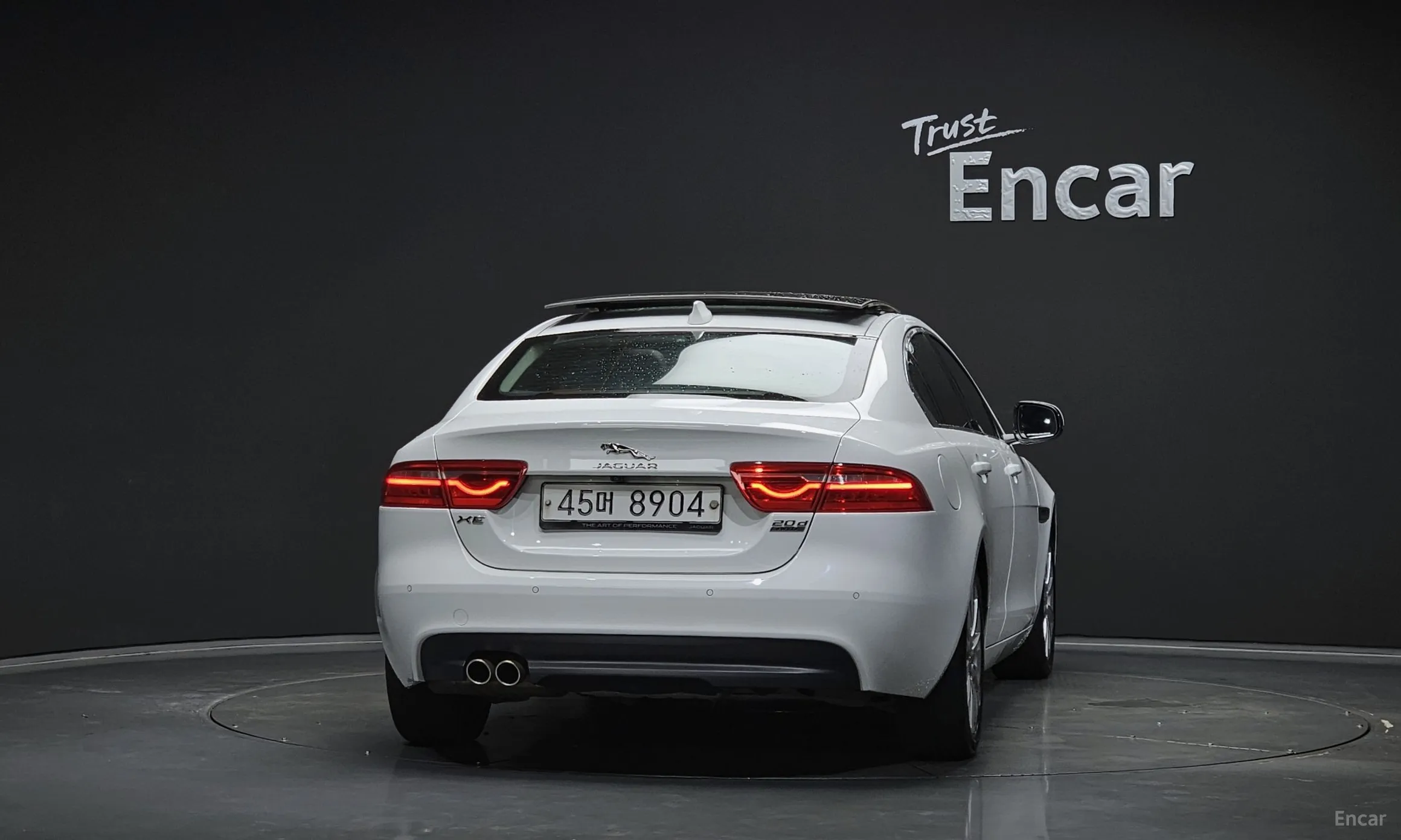 Jaguar XE превью 4
