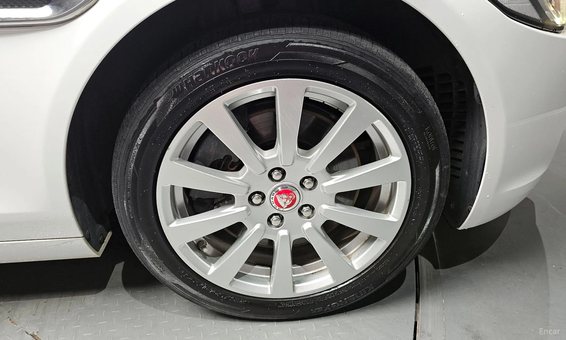 Jaguar XE превью 5