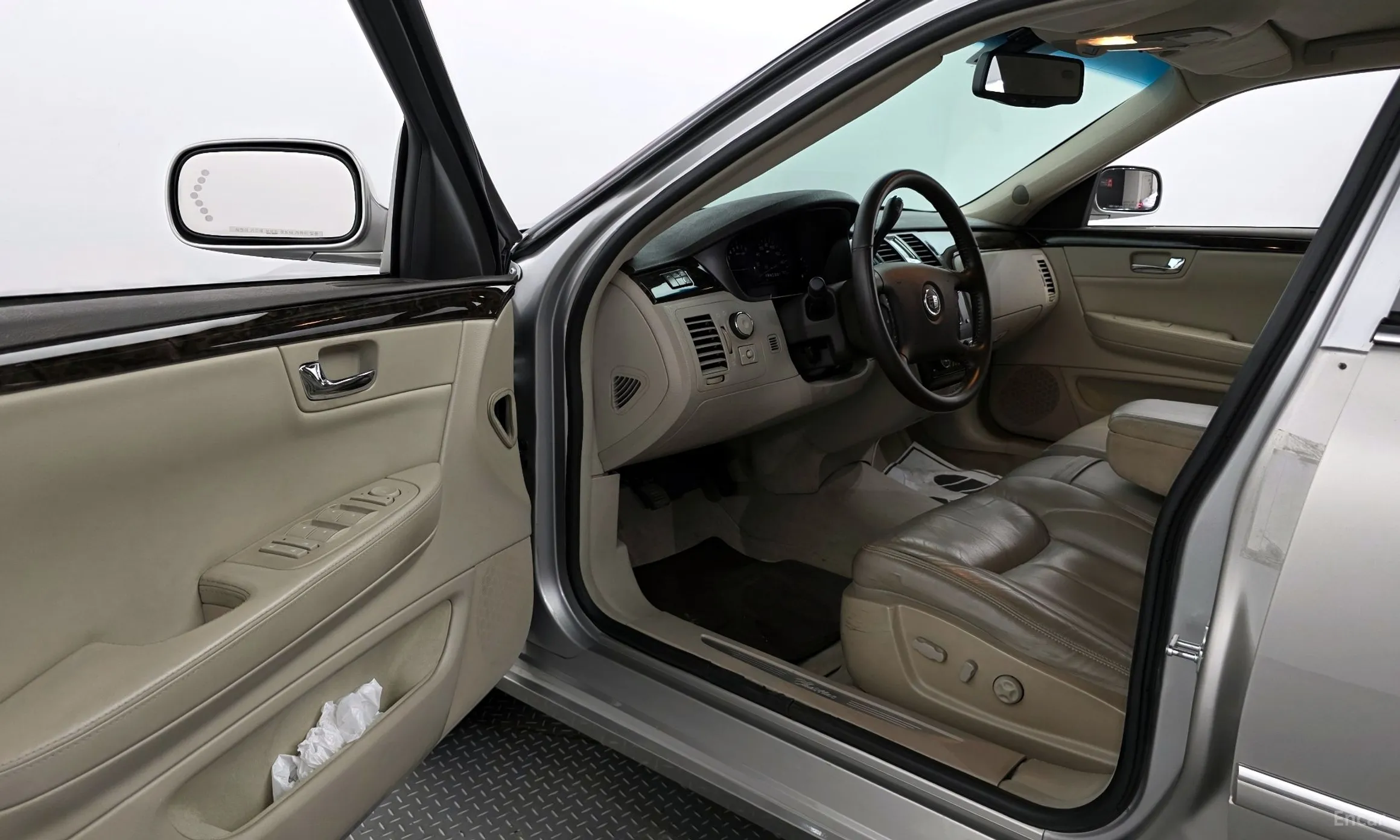 Cadillac DTS превью 10
