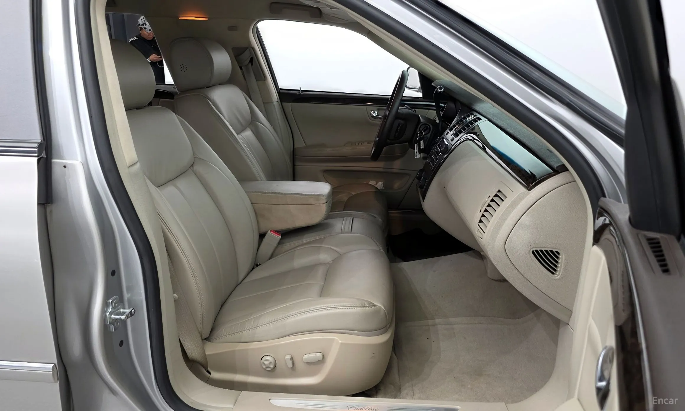 Cadillac DTS превью 11