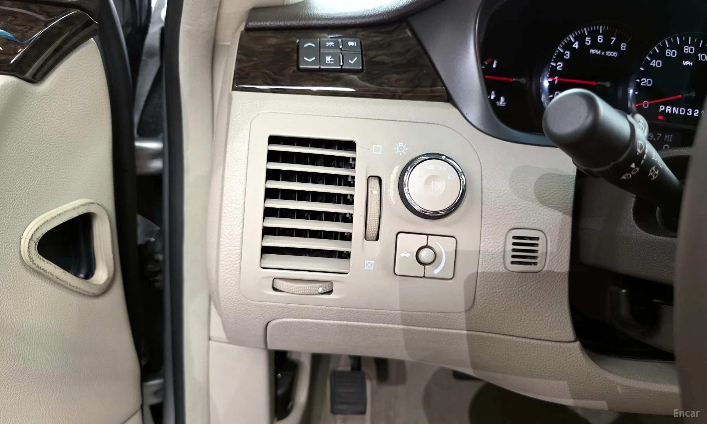 Cadillac DTS превью 13