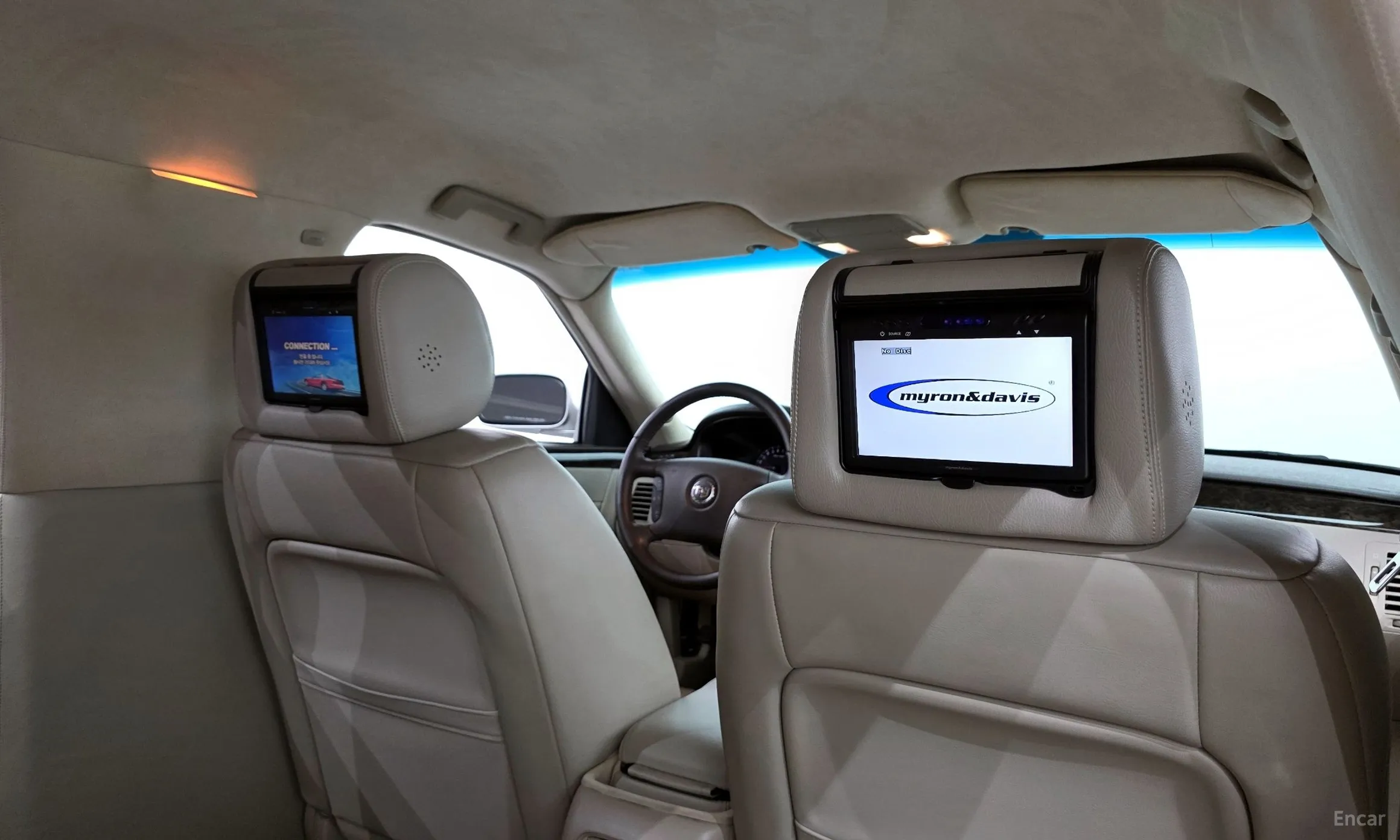 Cadillac DTS превью 19