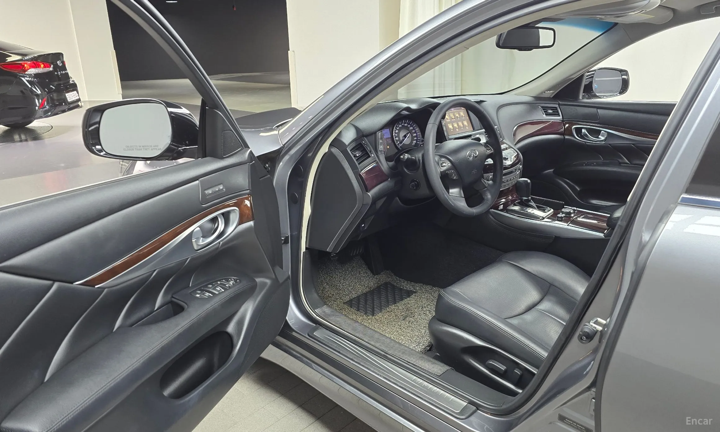Infiniti Q70 превью 10