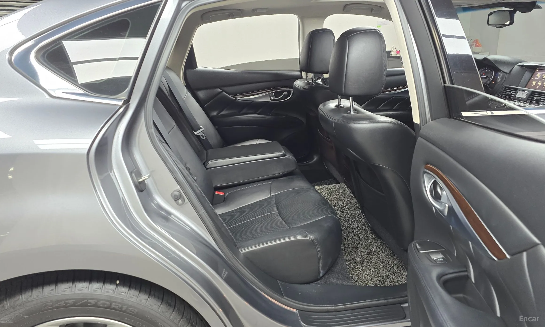 Infiniti Q70 превью 12