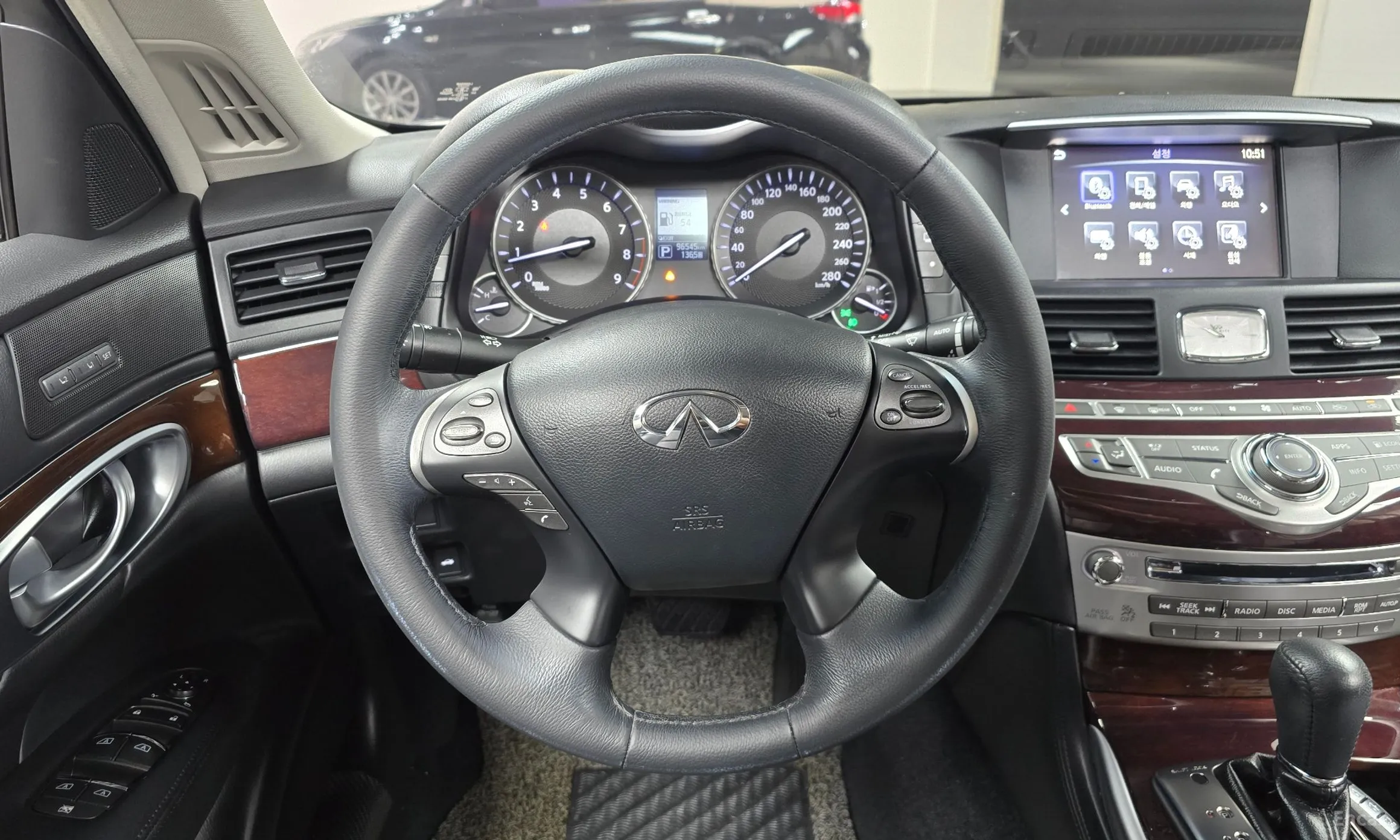 Infiniti Q70 превью 13